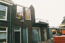 861158 Gezicht op de sloop van de panden Bergstraat 14-16 (voormalige smederij Mackaay) in Wijk C te Utrecht.